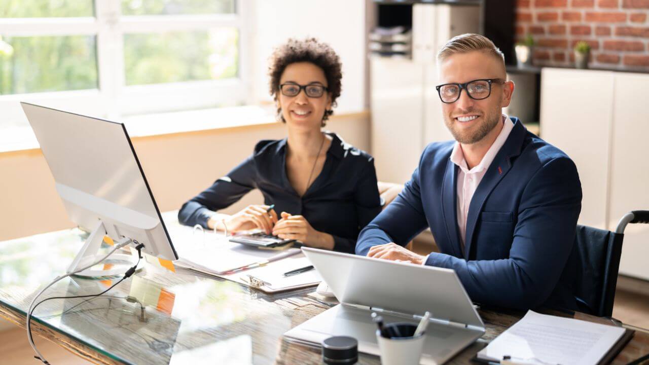 Empresário sendo atendido por sua Contabilidade Inteligente